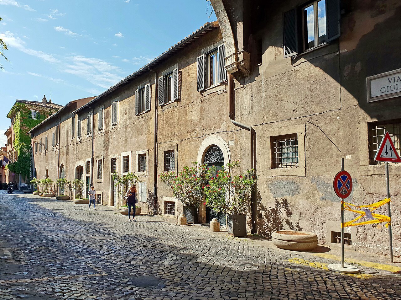 Why are the districts of Rome called rioni?