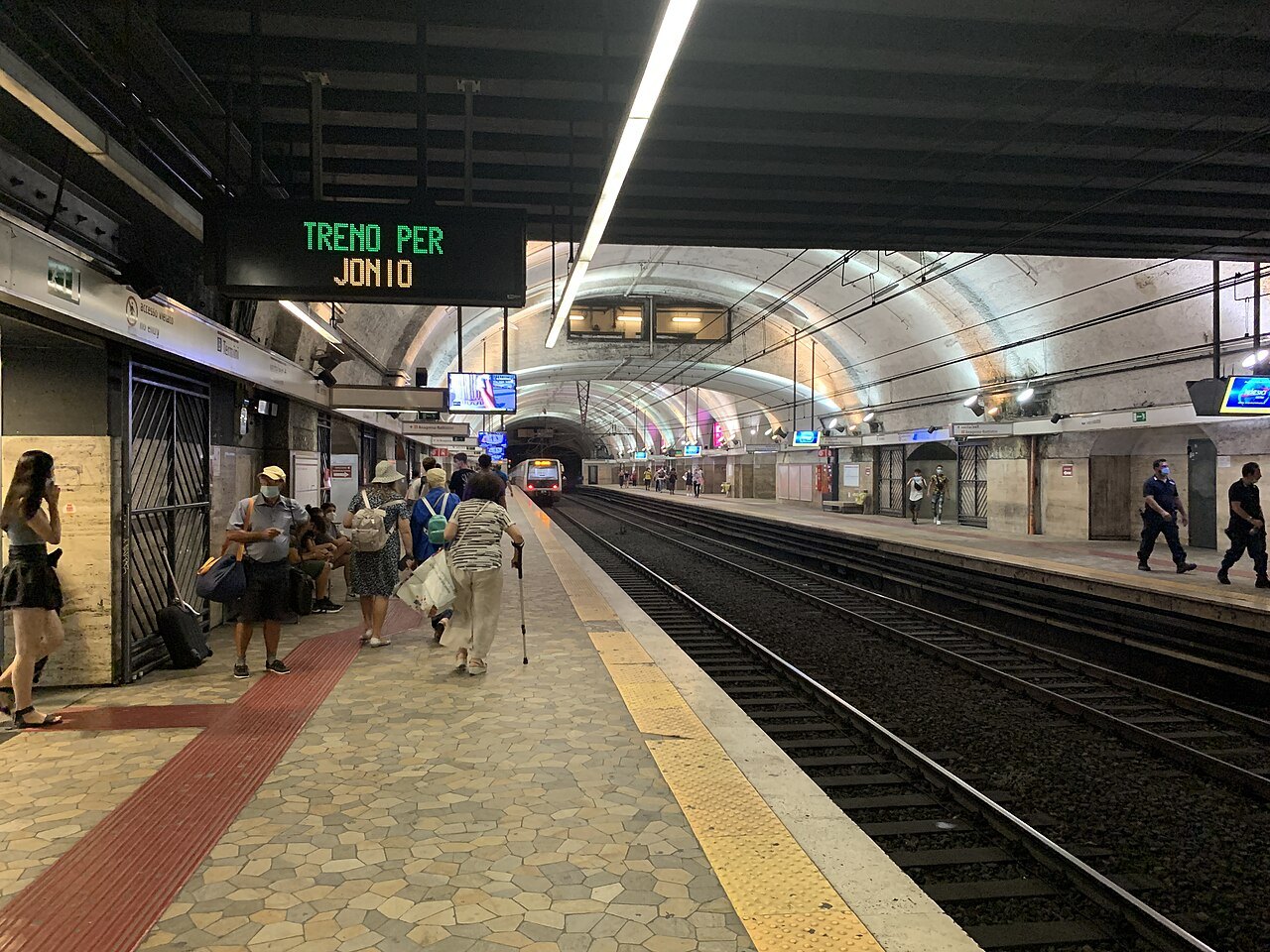 How does the Rome Metro work for visitors?