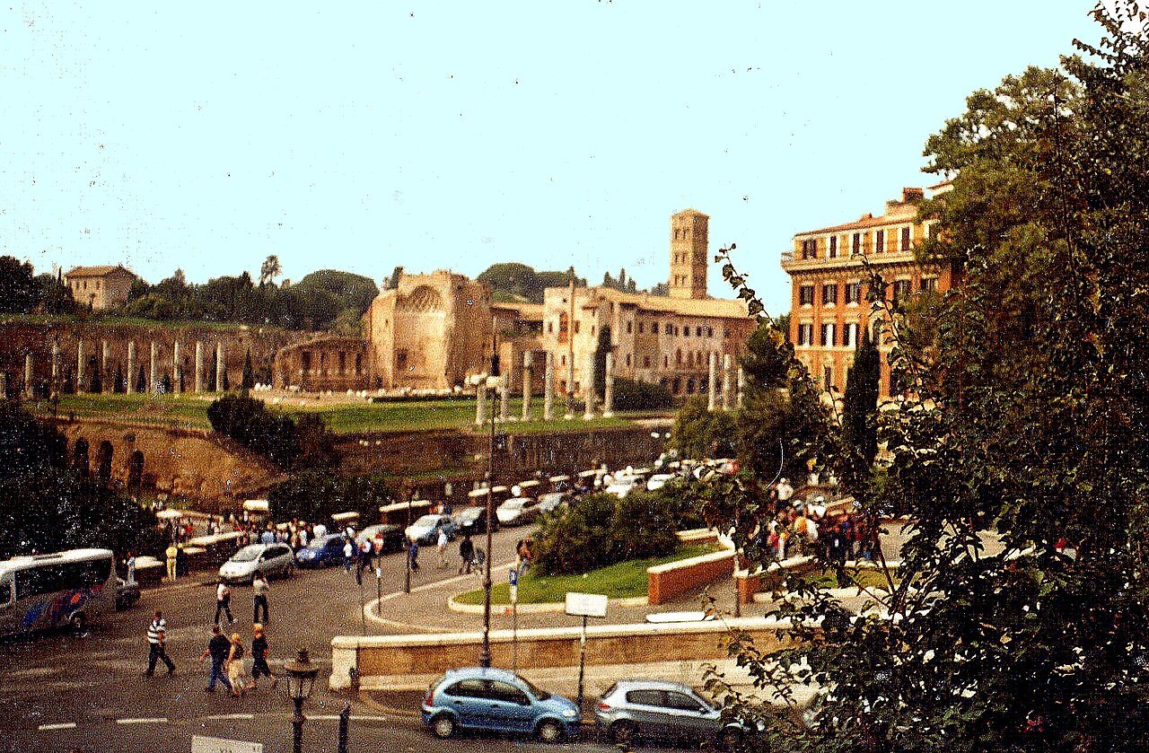 The slope of the Palatine in evening light above a busy road