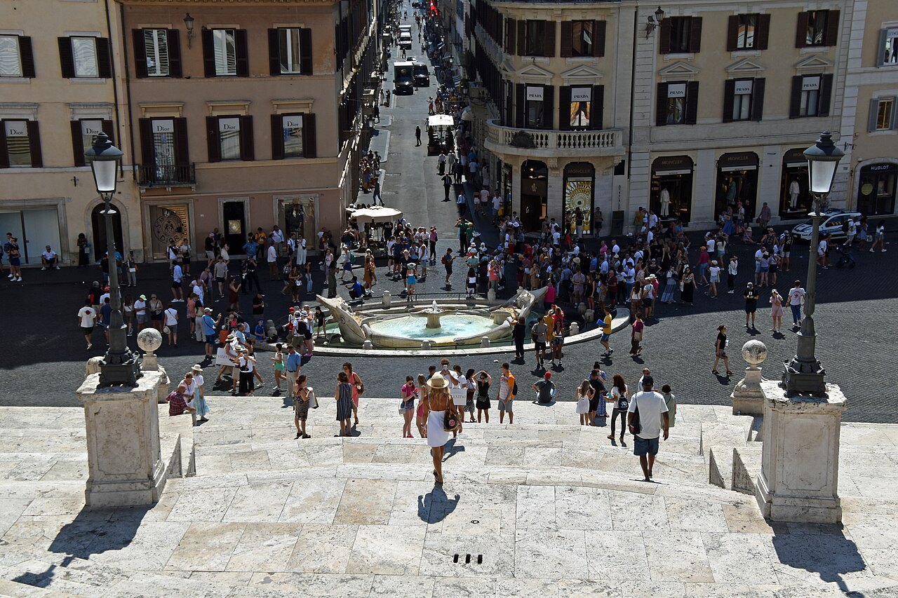 Crowds at the foot of the Spanish Steps and the Barcaccia, seen from the stair